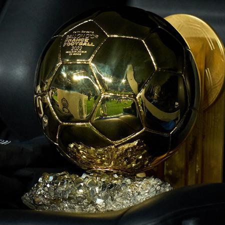 Troféu da Bola de Ouro vencida por Karim Benzema em 2022