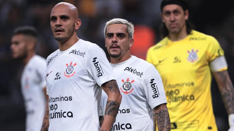 Fábio Santos e Fagner durante jogo do Corinthians