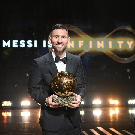 Lionel Messi posa com a Bola de Ouro de 2023 durante cerimônia na França