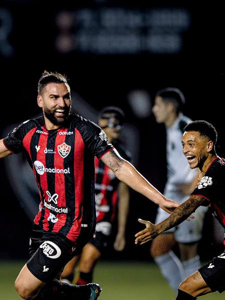 Léo Gamalho celebra gol do Vitória em jogo da Série B no Barradão