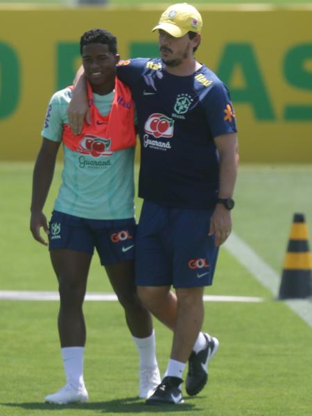 Fernando Diniz abraça Endrick durante treino da seleção brasileira na Granja Comary