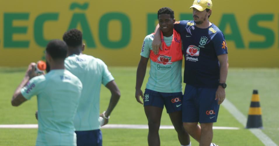 Fernando Diniz abraça Endrick durante treino da seleção brasileira na Granja Comary, para jogos das Eliminatórias à Copa 2026