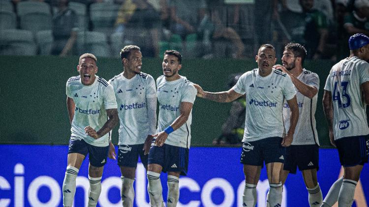 Jogadores do Cruzeiro comemoram gol contra o Goiás no Campeonato Brasileiro
