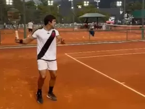 Amigo de Galdames, tenista chileno treina de camisa do Vasco no Rio Open