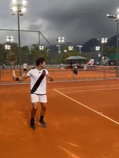 Tenista chileno Cristian Garín treina no Rio Open de camisa do Vasco. Ele é amigo do jogador vascaíno Galdames - Reprodução