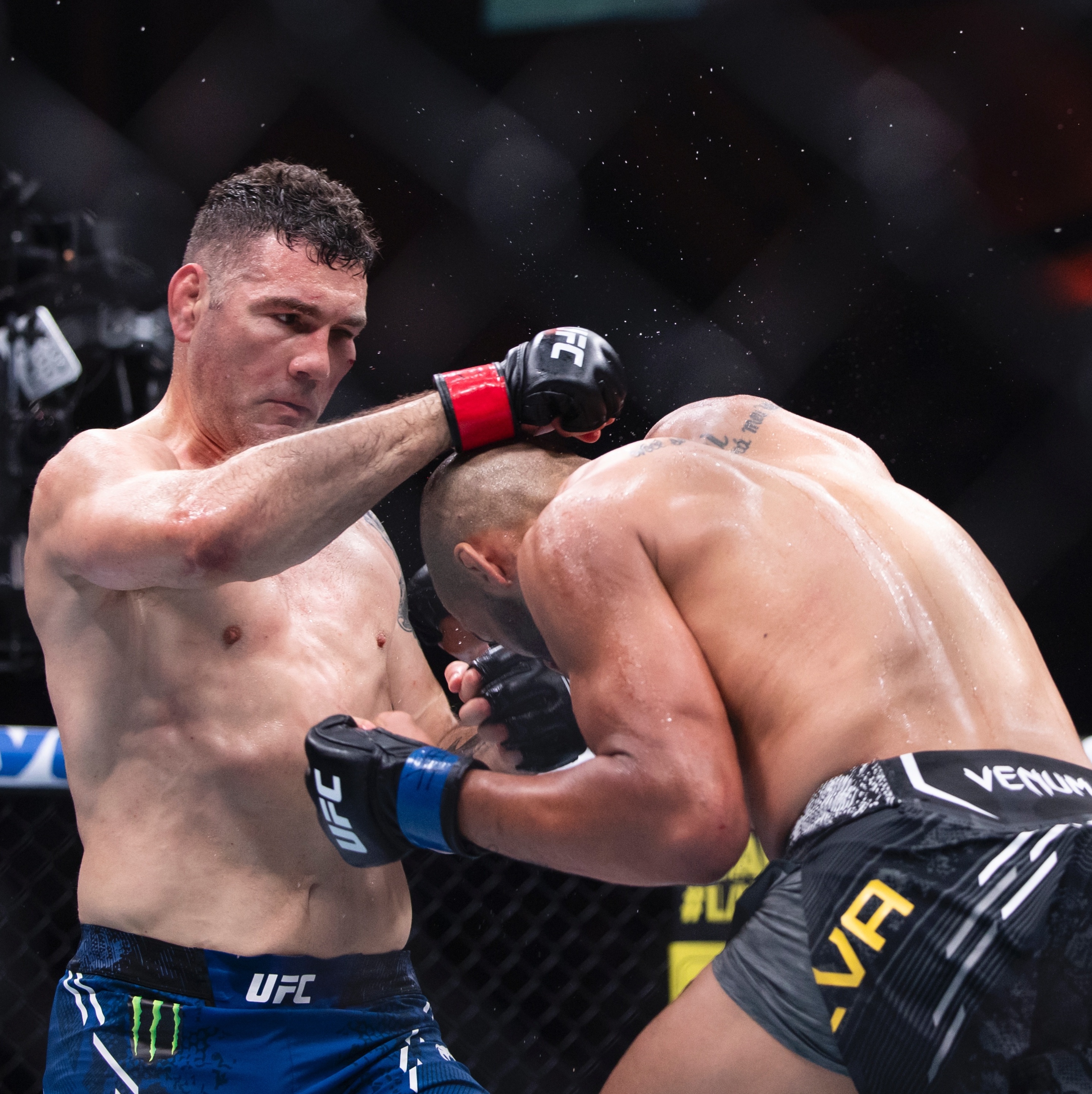 Alvo de dedo no olho, Blindado perde luta contra Weidman no UFC