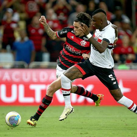 Pedro e Arboleda disputam a bola em Flamengo x São Paulo, jogo do Campeonato Brasileiro
