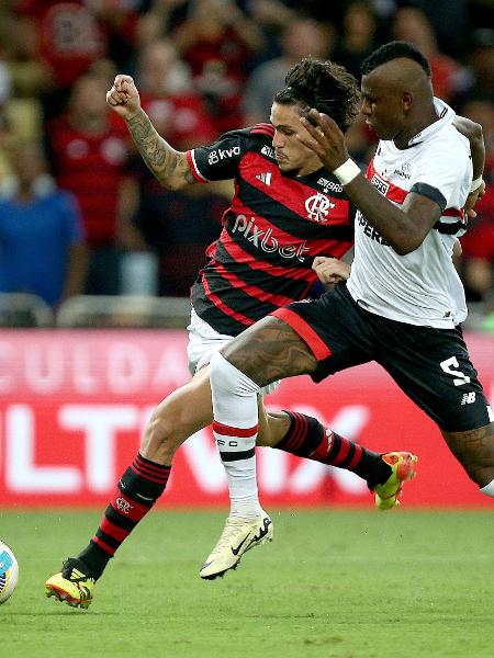 Pedro e Arboleda disputam a bola em Flamengo x São Paulo, jogo do Campeonato Brasileiro