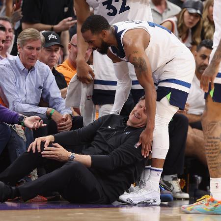 Chris Finch, técnico dos Wolves, após se chocar com Conley em jogo da NBA - Christian Petersen/Getty Images