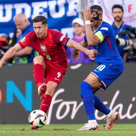 Lewandowski e Mbappé durante o jogo entre Polônia e França, pela Eurocopa