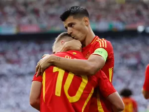 Merino marca, Espanha elimina anfitriã Alemanha e aposenta Toni Kroos