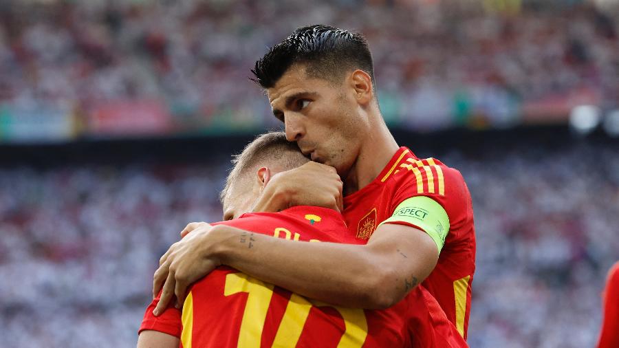 Morata comemora com Dani Olmo após gol da Espanha contra a Alemanha, pela Eurocopa