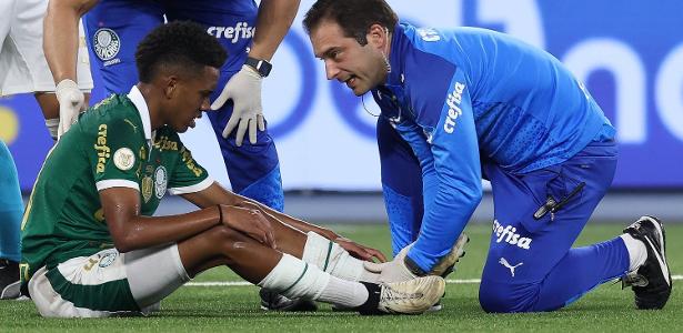 Estêvão vira desfalque no Palmeiras após torções no tornozelo e joelho.