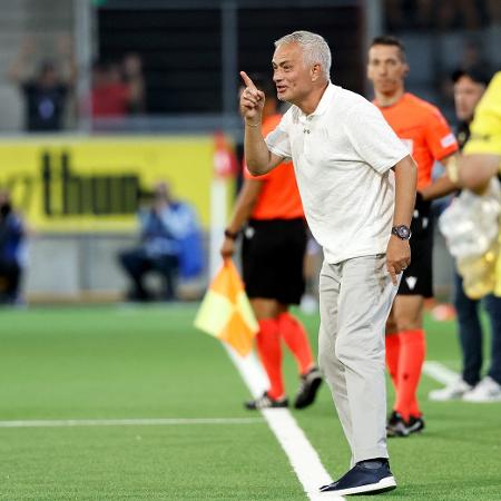 José Mourinho, durante Lugano x Fenerbahçe, pela 2ª eliminatória da Liga dos Campeões da Europa - Reprodução/X/Fenerbahce