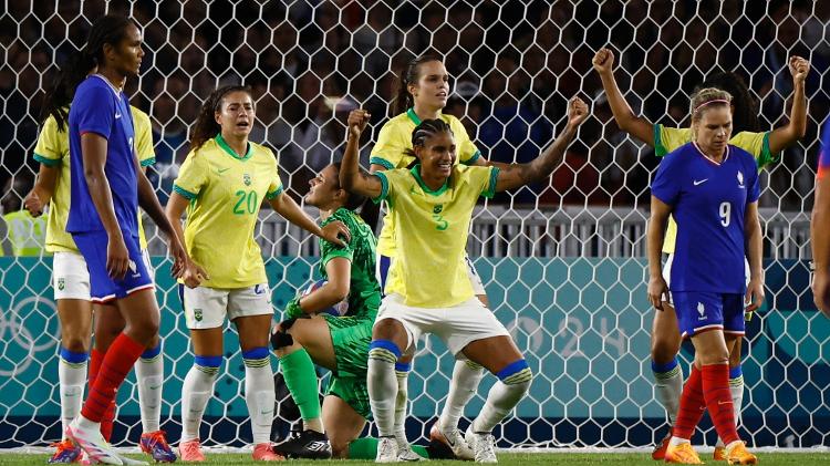 Jogadoras do Brasil celebram após a vitória sobre a França que garantiu a vaga nas semifinais das Olimpíadas