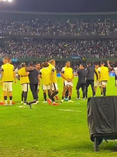 Wesley, do Corinthians, faz gesto obsceno para torcida do Grêmio