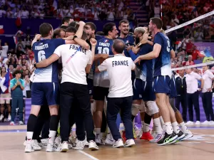 França bate a Polônia e conquista bicampeonato olímpico no vôlei masculino