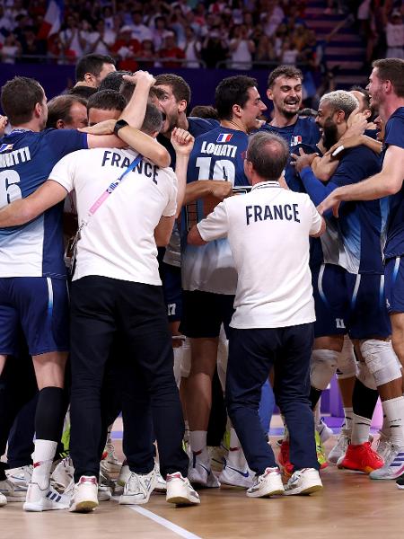 Jogadores da França comemoram medalha de ouro sobre a Polônia no vôlei masculino nas Olimpíadas de Paris