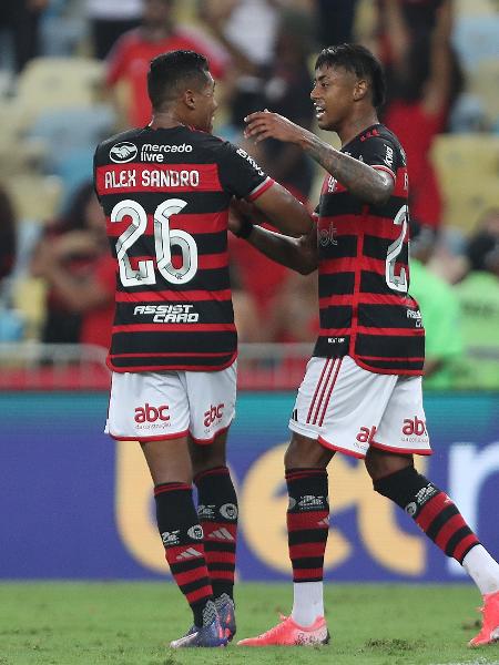 Alex Sandro e Bruno Henrique comemoram gol do Flamengo sobre o Corinthians em partida da Copa do Brasil