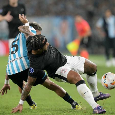 Memphis Depay briga pela bola durante Racing x Corinthians, confronto da Sul-Americana