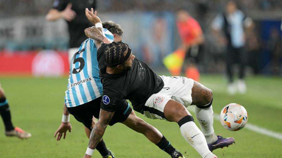 Memphis briga pela bola durante Racing x Corinthians, confronto da Sul-Americana