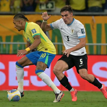 Raphinha em ação durante jogo entre Brasil e Uruguai pelas Eliminatórias - NELSON ALMEIDA/AFP