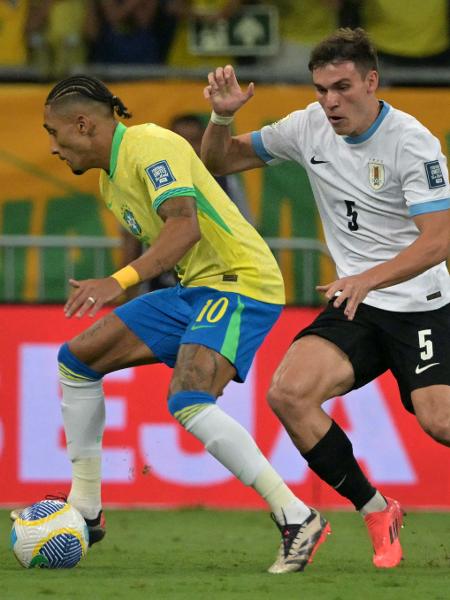 Raphinha em ação durante jogo entre Brasil e Uruguai pelas Eliminatórias