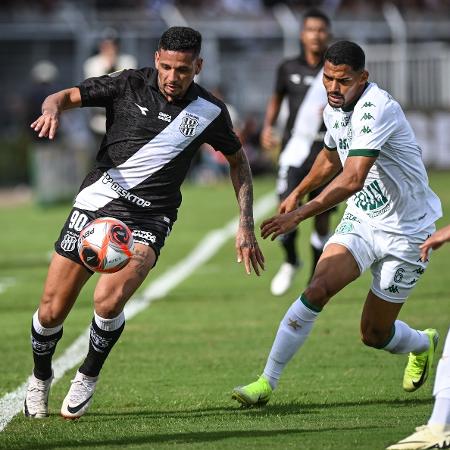 Danrlei e Emerson Barbosa disputam a bola em Ponte Preta x Guarani, jogo do Paulistão