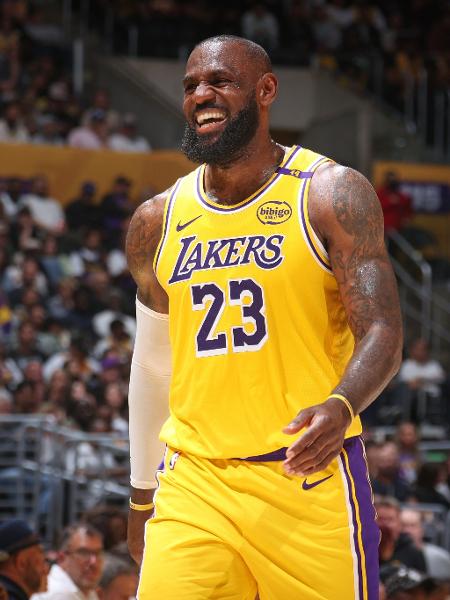 LeBron James sorri ao marcar pontos pelo Los Angeles Lakers LeBron James sorri ao marcar pontos pelo Los Angeles Lakers