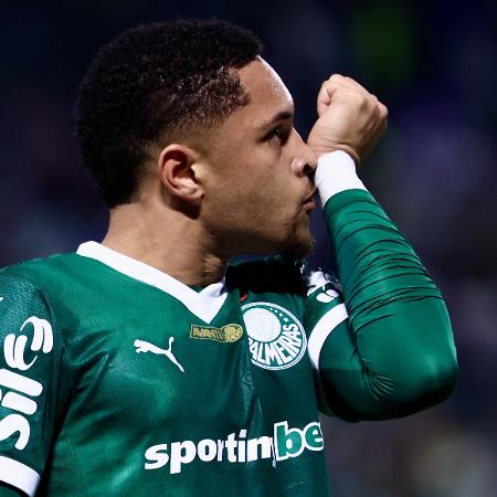Vitor Roque, do Palmeiras, comemora após marcar contra o São Paulo Vitor Roque, do Palmeiras, comemora após marcar contra o São Paulo