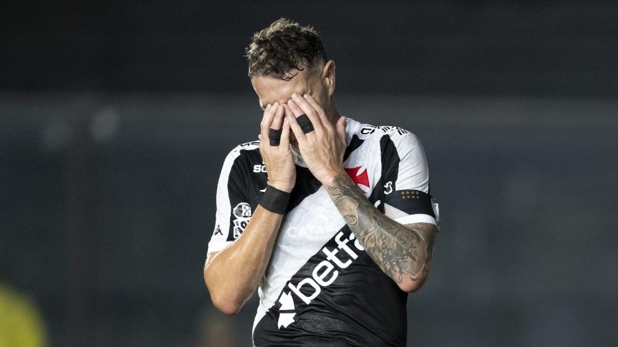 Vegetti se lamenta durante Vasco x Bragantino, duelo do Brasileirão Vegetti se lamenta durante Vasco x Bragantino, duelo do Brasileirão