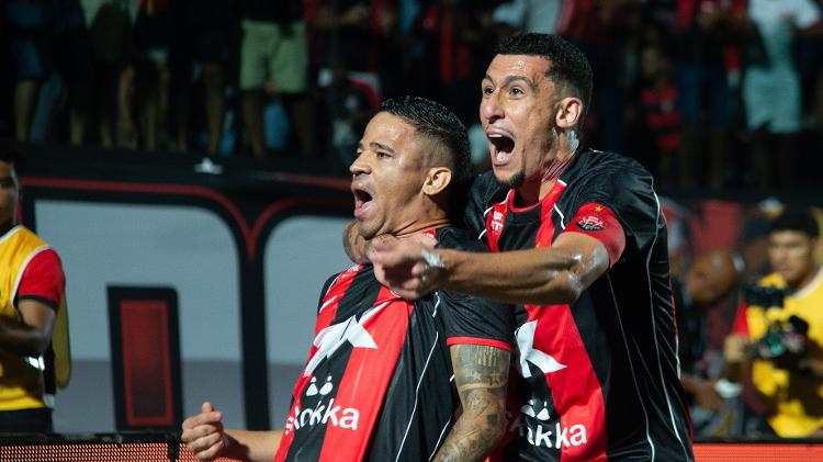 Erick comemora seu golaço pelo Vitória, sobre o Flamengo, na Copa do Brasil