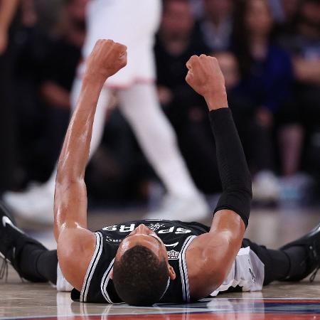 Victor Wembanyama festeja cesta de 3 pontos do San Antonio Spurs contra o New York Knicks