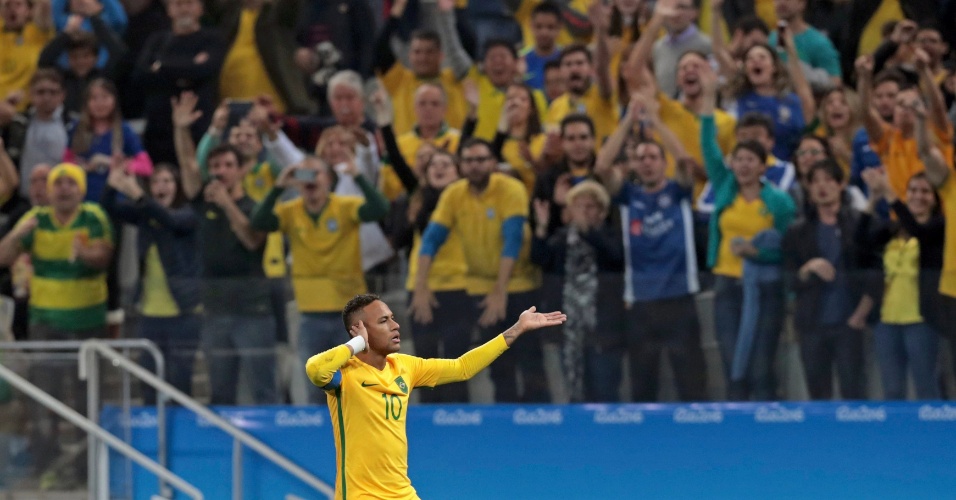 No primeiro tempo, Neymar comemora gol diante da Colômbia com a torcida 
