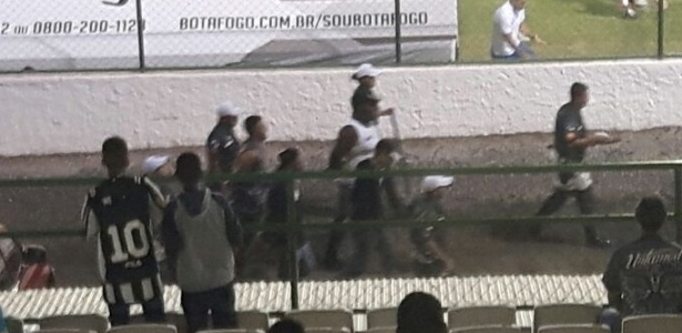 Torcedores do Botafogo são presos após confusão na Arena da Ilha - Bernardo Gentile / UOL Esporte