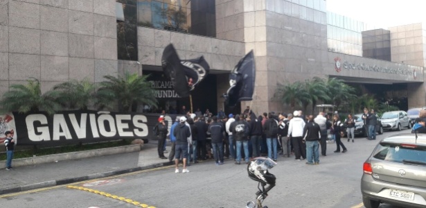 Por 'garra' e 'raça', organizada do Corinthians promete protesto em CT