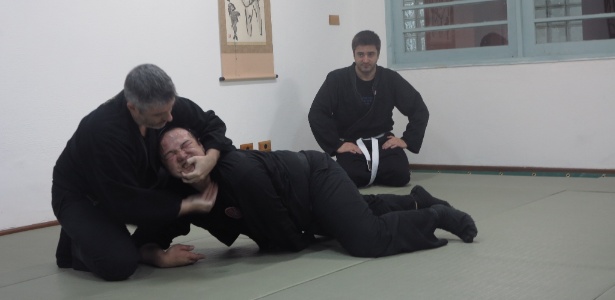 Sensei Fernando Cardoso ensina técnica ninja a um aluno faixa preta - Adriano Wilkson/UOL