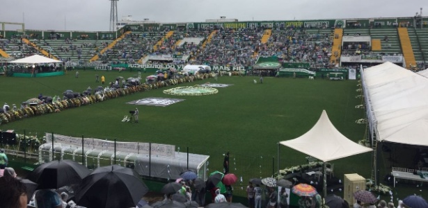 Arena Condá recebe torcedores para velório e homenagens a vítimas da tragédia - Luiza Oliveira/UOL