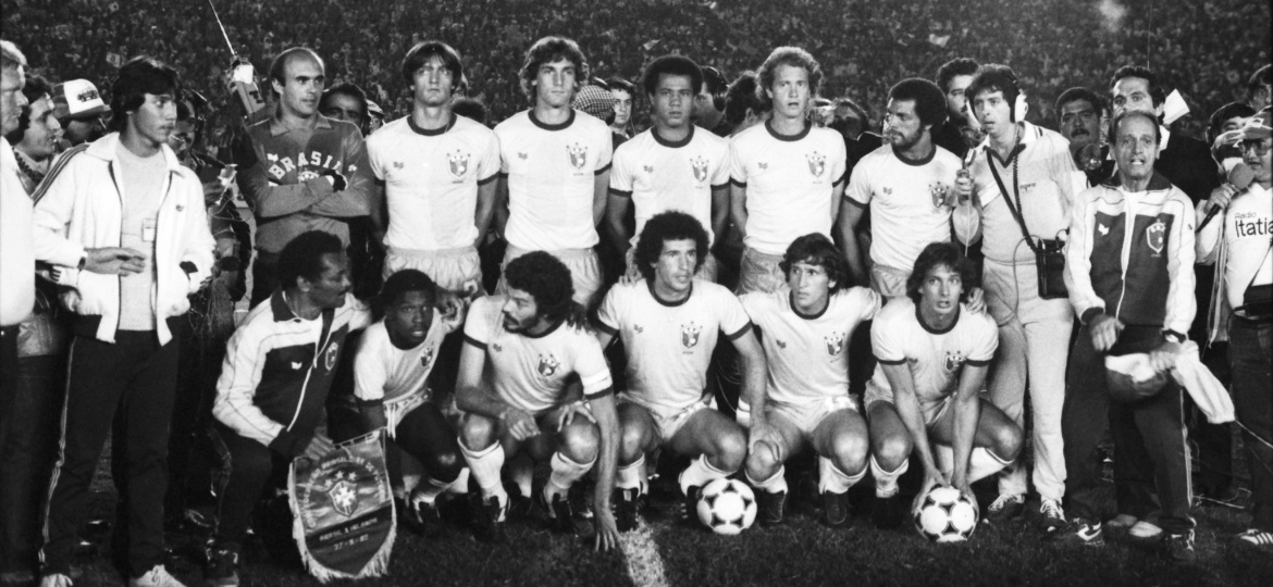 Careca (abaixo, no centro) em amistoso contra a Irlanda, antes da Copa de 82 - Fernando Santos/Folhapress