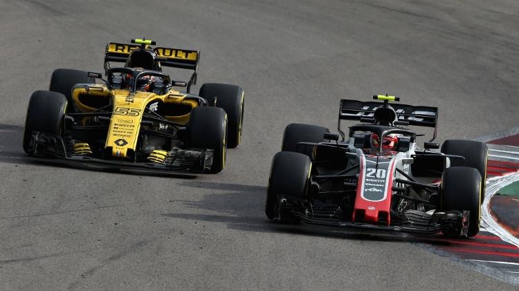 Renault de Sainz e Haas de Magnussen lado a lado - Charles Coates/Getty Images - Charles Coates/Getty Images
