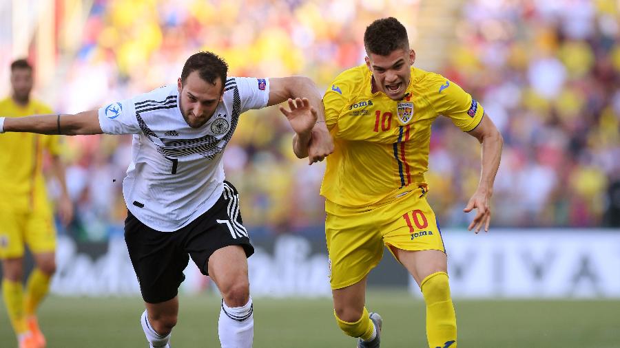 Ianis Hagi (à dir.) disputa bola com Levin Oztunali (à esq.) na Euro sub-21 - Alberto Lingria/REUTERS