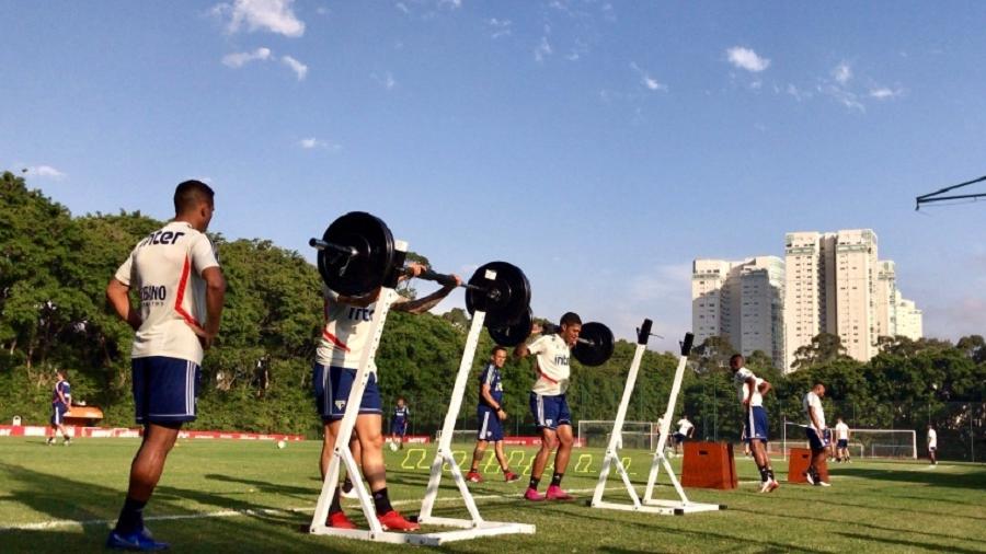 Na primeira parte do treino, o São Paulo fez trabalho de fortalecimento muscular - Reprodução/Twitter São Paulo