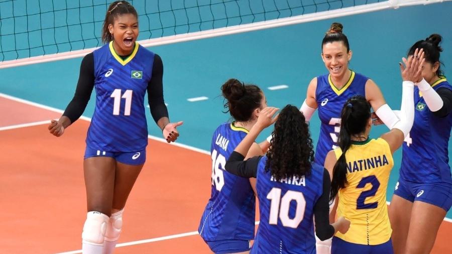 Brasileiras comemoram ponto na vitória sobre os Estados Unidos no vôlei feminino do Pan - Divulgação/CBV