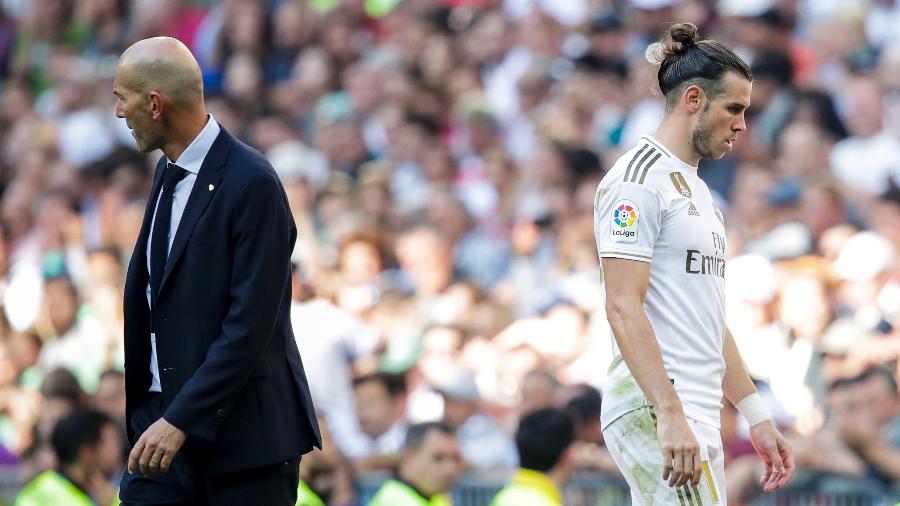 Gareth Bale passa pelo técnico Zinedine Zidane ao ser substituído em jogo do Real Madrid - David S. Bustamante/Soccrates/Getty Images