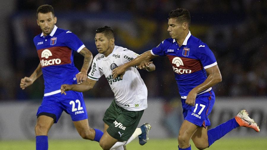 Rony em lance da partida Tigre x Palmeiras em março; surto de covid-19 na equipe argentina - Juan Mabromata/AFP
