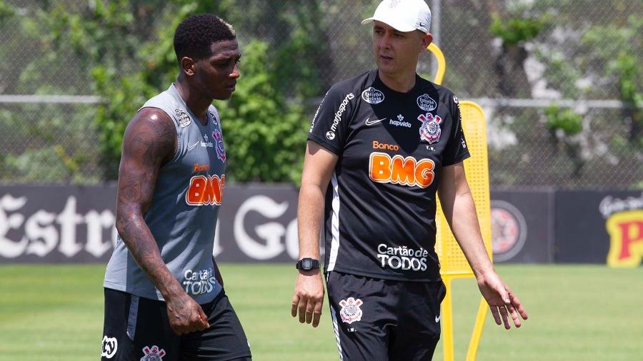 Yony González conversa com Tiago Nunes durante treino do Corinthians no CT Joaquim Grava - Daniel Augusto Jr. / Agência Corinthians