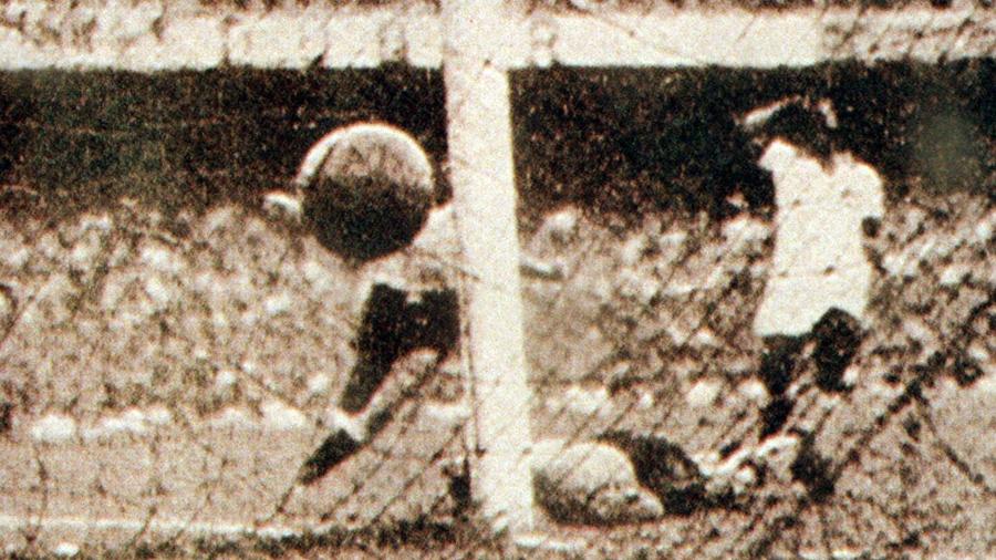 Copa do Mundo de 1950: Brasil 1 x 2 Uruguai: com o goleiro Barbosa no chão, os brasileiros Augusto [esq.] e Juvenal observam o segundo gol uruguaio, marcado por Alcides Ghiggia - Reprodução