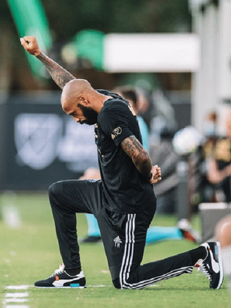 Técnico do Montreal Impact, Thierry Henry, ficou ajoelhado quase nove minutos em alusão a George Floyd - Reprodução/Instagram