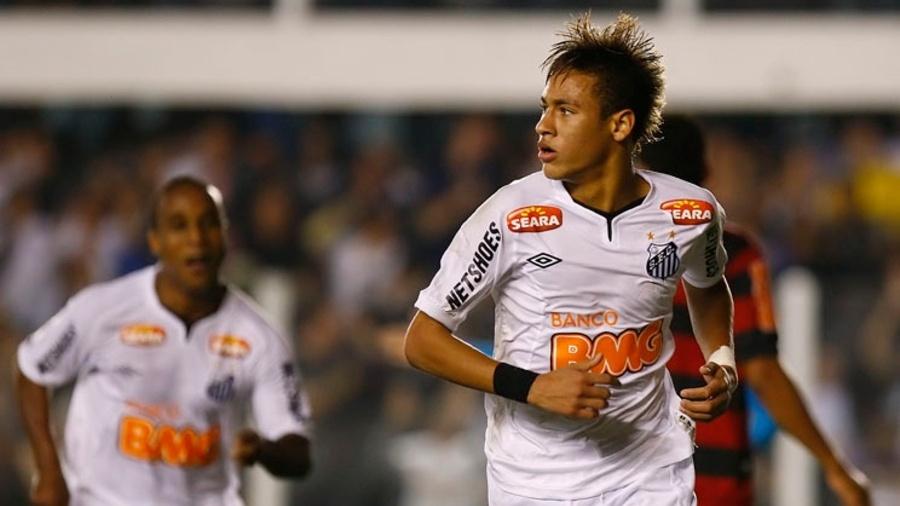 Neymar, seguido por Borges, comemora gol do Santos contra o Flamengo em 2011 - Ricardo Saibun/Santos FC