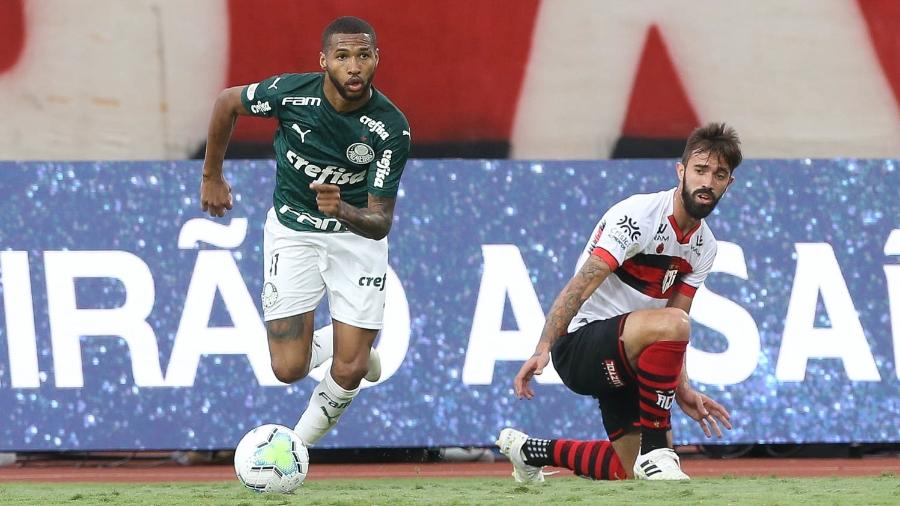 Wesley passa por adversário na partida entre Atlético-GO x Palmeiras - Cesar Greco